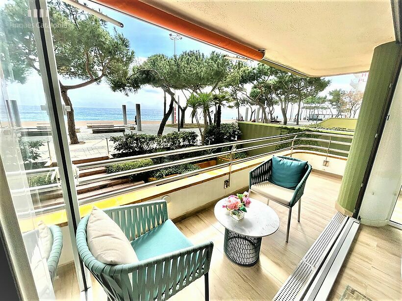 Renovated apartment on the 1st line of Platja D'Aro with spectacular views of the sea