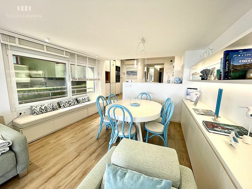 Renovated apartment on the 1st line of Platja D'Aro with spectacular views of the sea