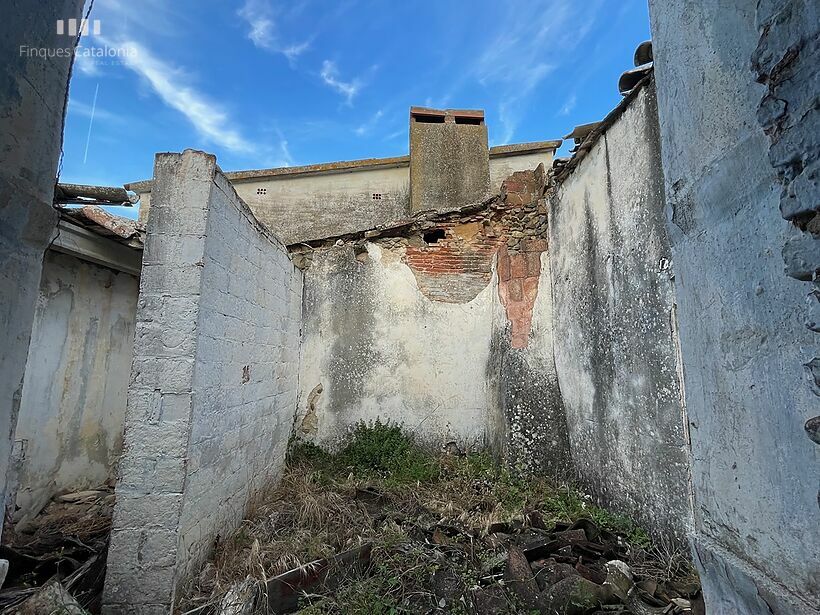 Casa en ruinas con parcela de 472 m2 tocando MAS BARCELÓ CALONGE