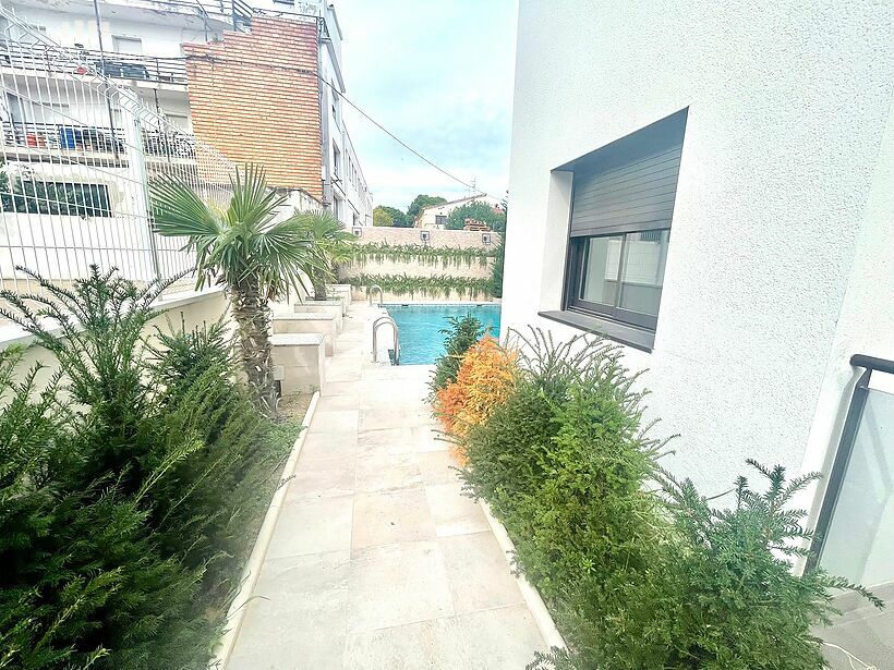 Rez-de-chaussée avec deux chambres, terrasse de 22 m2, parking de stockage et piscine à Platja de Aro.