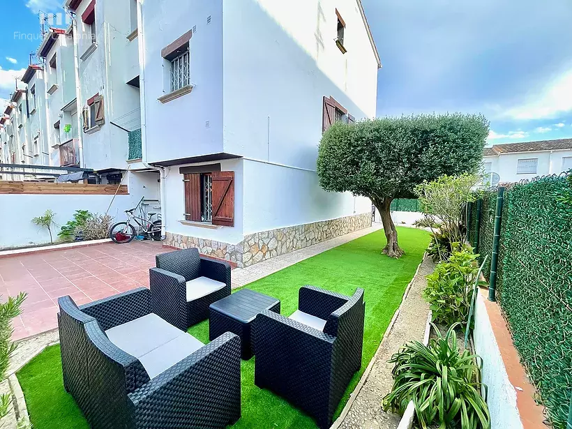 House with 4 bedrooms, garage and garden 300 meters from the beach in Palamós