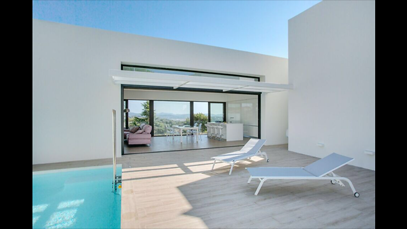 Vila de LUXE a la Costa Brava de disseny amb panells solars, piscina privada, jardí i garatge amb increïbles vistes a la badia de Palamós