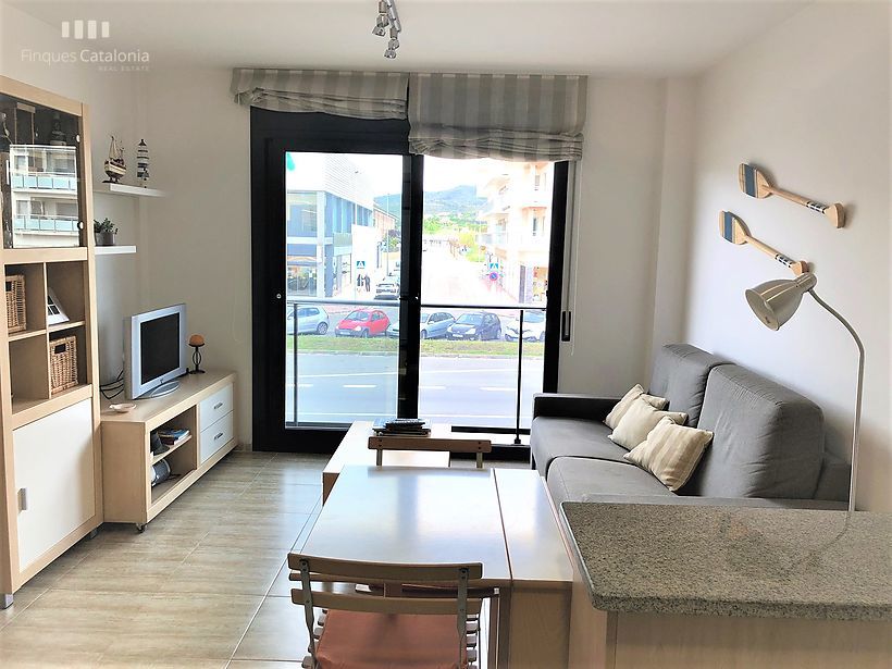 Semi-new apartment in Sant Antoni in third line