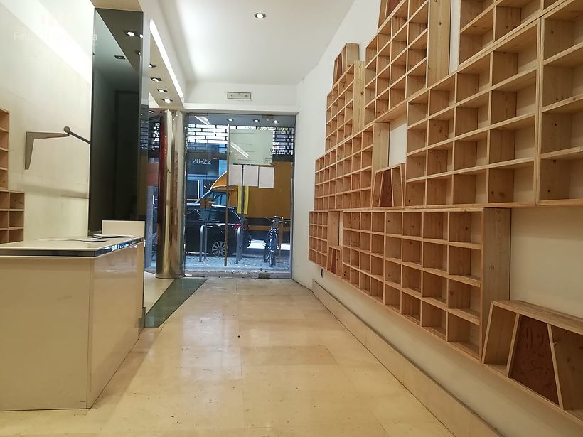 Local Comercial a Carrer Guillem Tell. 245m2 de tres plantes, Barcelona