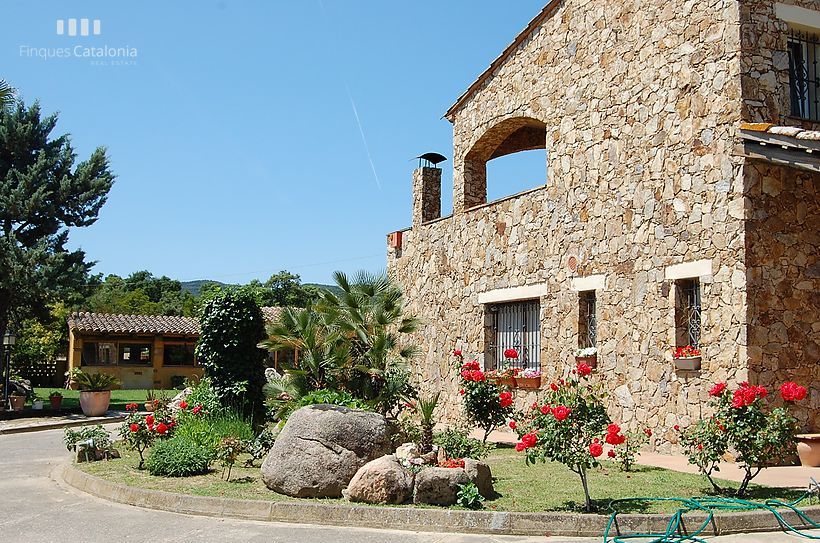 Ferme spectaculaire avec 24 hectares de terrain, 300 oliviers, vignes et piscine de 17x7m2 à CALONGE