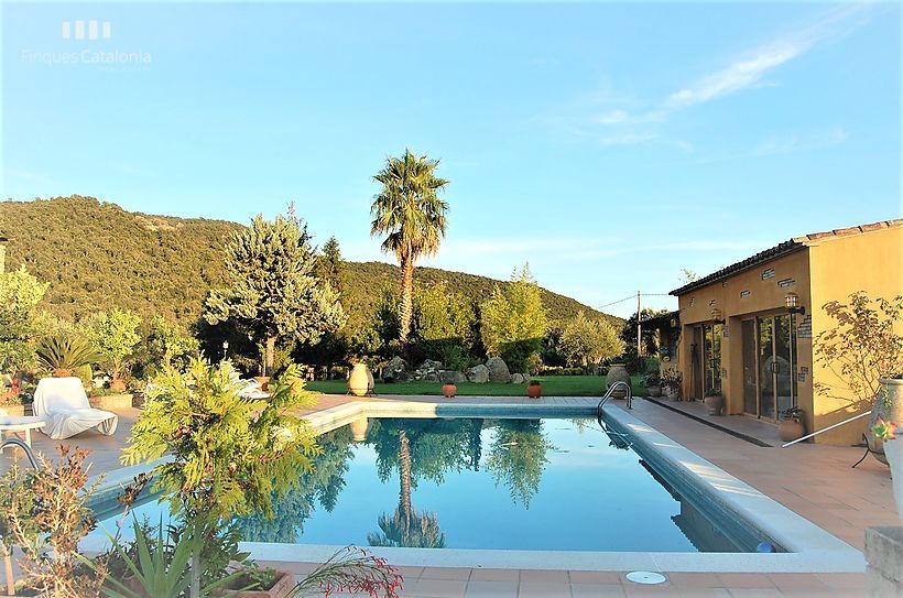 Ferme spectaculaire avec 24 hectares de terrain, 300 oliviers, vignes et piscine de 17x7m2 à CALONGE