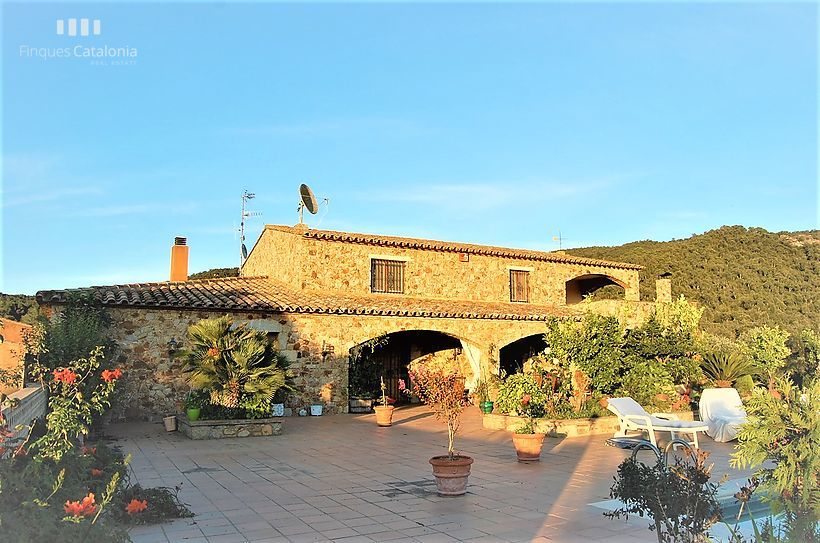 Ferme spectaculaire avec 24 hectares de terrain, 300 oliviers, vignes et piscine de 17x7m2 à CALONGE