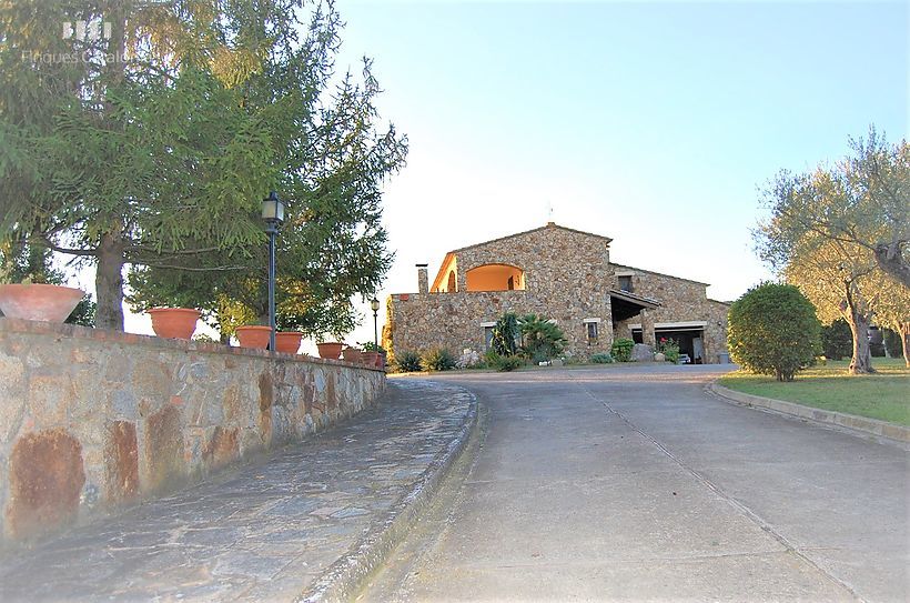 Ferme spectaculaire avec 24 hectares de terrain, 300 oliviers, vignes et piscine de 17x7m2 à CALONGE