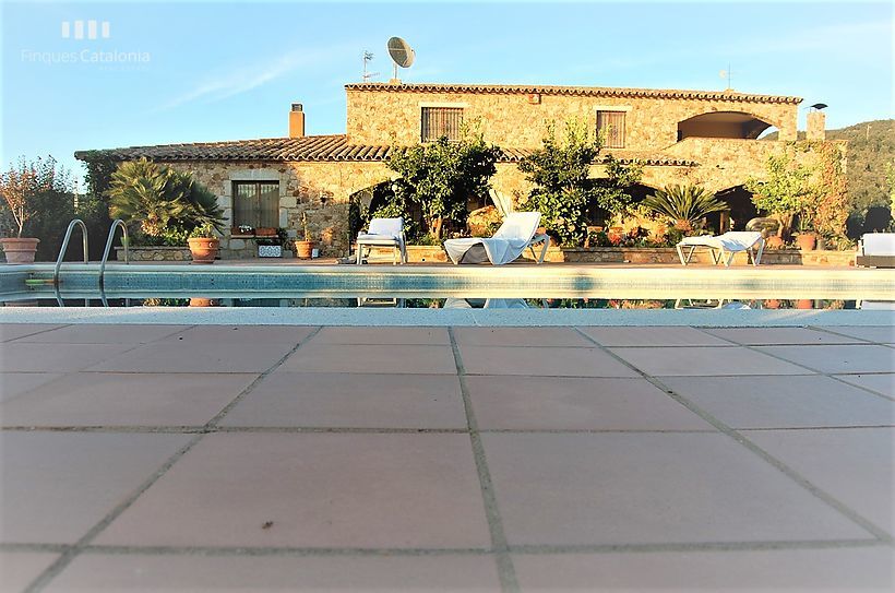 Ferme spectaculaire avec 24 hectares de terrain, 300 oliviers, vignes et piscine de 17x7m2 à CALONGE