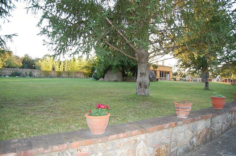 Ferme spectaculaire avec 24 hectares de terrain, 300 oliviers, vignes et piscine de 17x7m2 à CALONGE