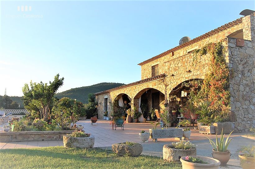 Espectacular masía con 24 hectáreas de terreno, 300 olivos, viñas y piscina de 17x7m2 en CALONGE