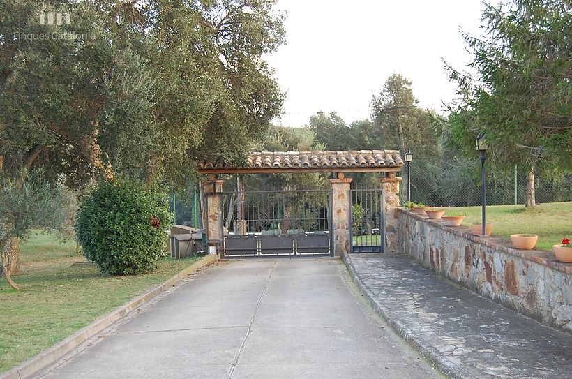 Ferme spectaculaire avec 24 hectares de terrain, 300 oliviers, vignes et piscine de 17x7m2 à CALONGE