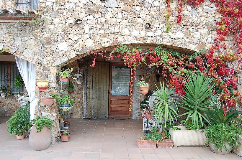 Ferme spectaculaire avec 24 hectares de terrain, 300 oliviers, vignes et piscine de 17x7m2 à CALONGE