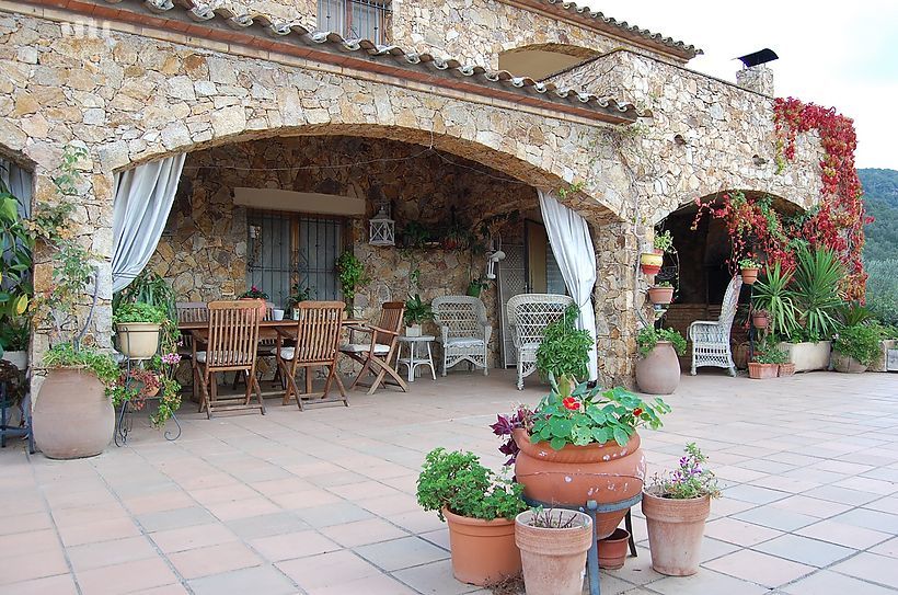 Ferme spectaculaire avec 24 hectares de terrain, 300 oliviers, vignes et piscine de 17x7m2 à CALONGE