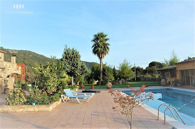 Ferme spectaculaire avec 24 hectares de terrain, 300 oliviers, vignes et piscine de 17x7m2 à CALONGE