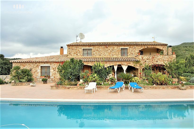 Espectacular masia amb 24 hectàrees de terreny, 300 oliveres, vinyes i piscina de 17x7m2 a CALONGE