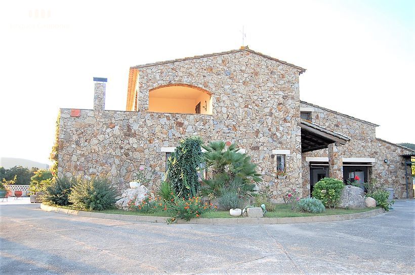 Ferme spectaculaire avec 24 hectares de terrain, 300 oliviers, vignes et piscine de 17x7m2 à CALONGE