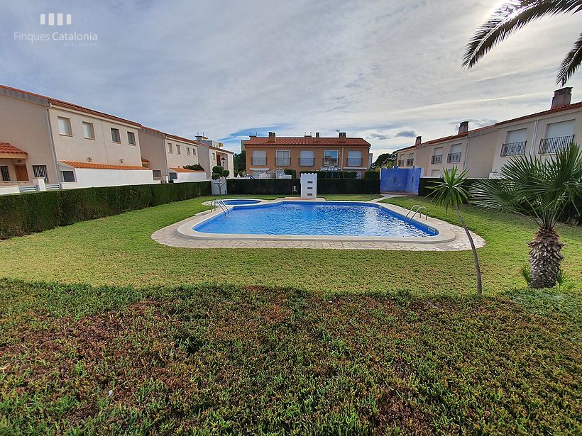 Gran oportunidad Casa Adosada a 300m, de la Playa de los Peñals en Miami Platja ,Tarragona