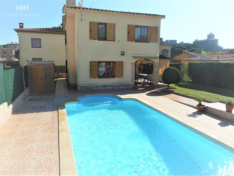 Casa amb piscina, 4 habitacines i terrassa a Més Ambrós Calonge.