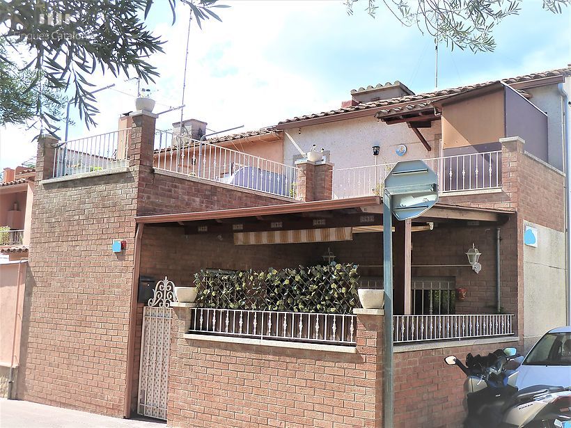 Casa adossada cantonera a Sant Antoni de Calonge