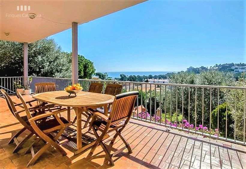 Casa de 412 m2, parcel·la de 1.324 m2 amb vistes al mar, a Mas vila, St.Antoni de Calonge