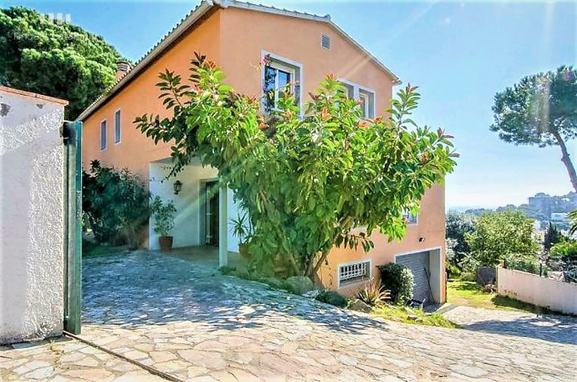 Maison de 412 m2 avec 7 chambres, garage et terrain de 1324 m2 avec vue mer