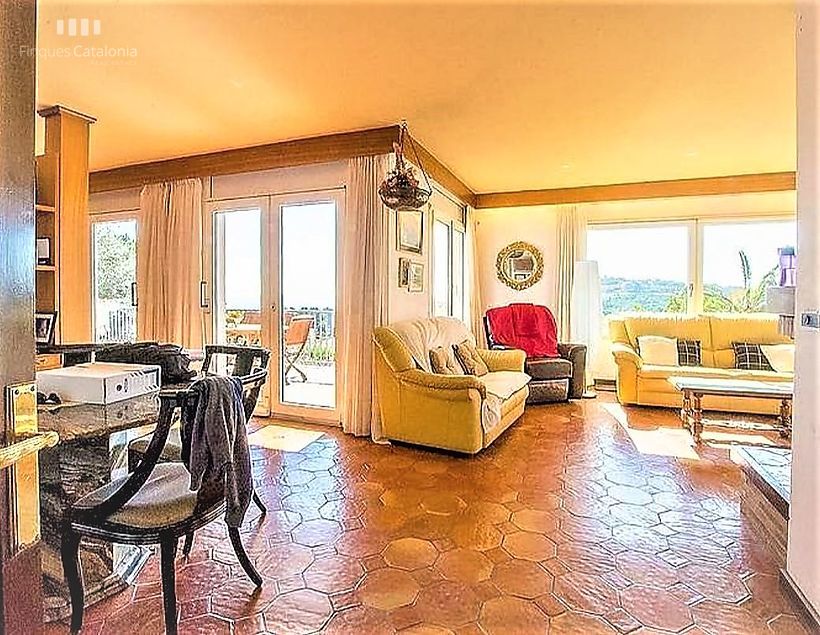 Maison de 412 m2 avec 7 chambres, garage et terrain de 1324 m2 avec vue mer