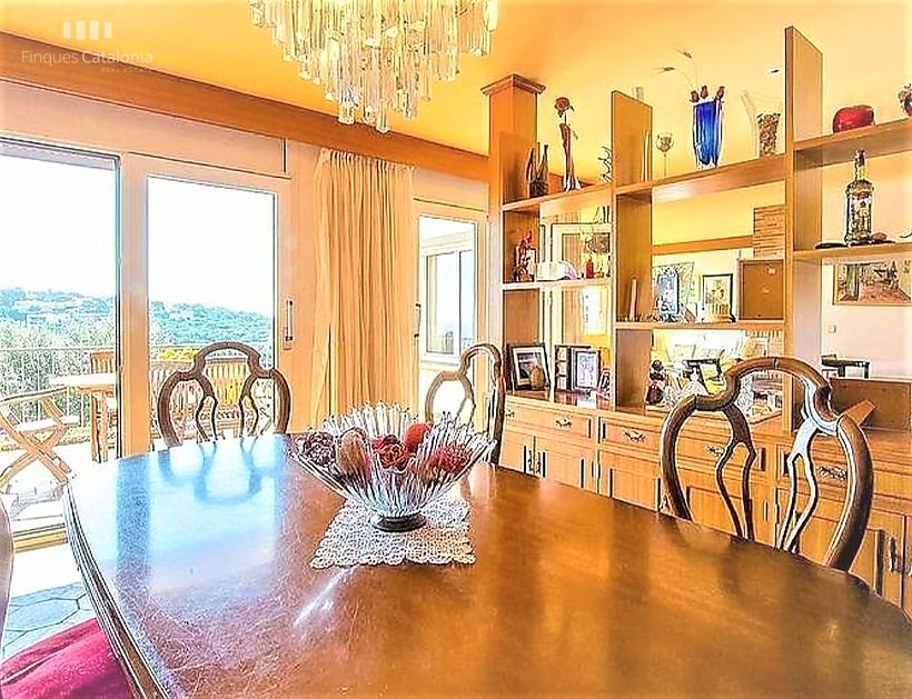 Maison de 412 m2 avec 7 chambres, garage et terrain de 1324 m2 avec vue mer