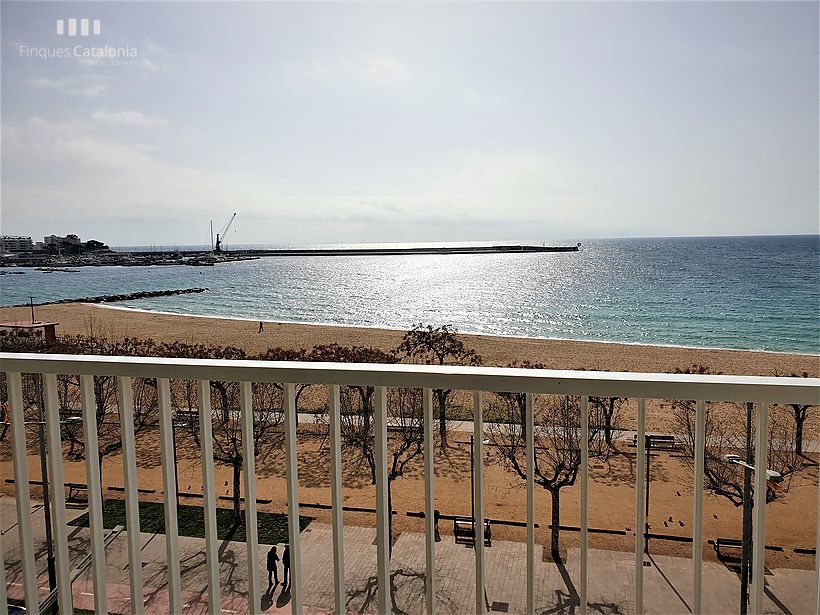 Fantastic apartment for annual rent on the first line of Palamós