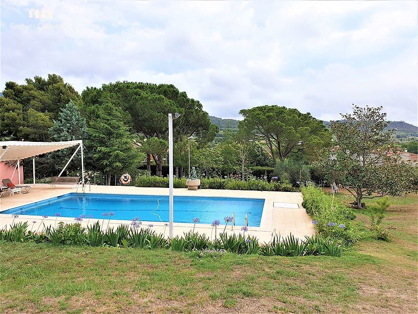 Masia amb encant amb piscina i jardí comunitari