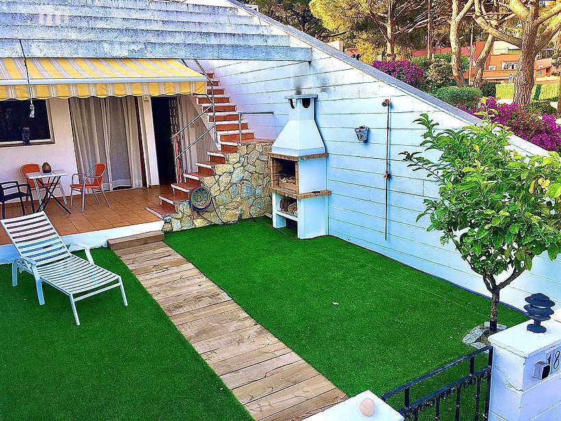 Fantástica casa con jardín privado y zona comunitaria con piscina