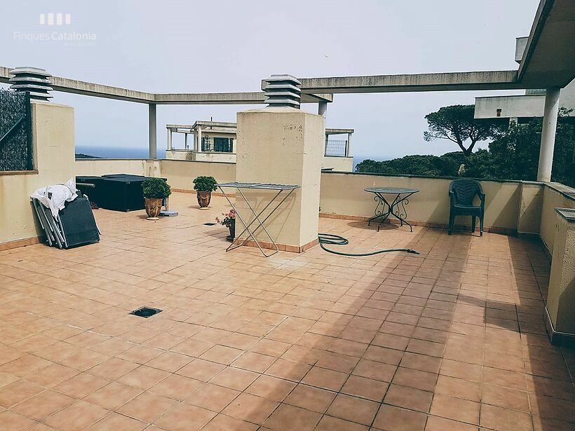 Ático vistas al mar en S'Agaro con 3 habitaciones , terraza , parking y piscina .