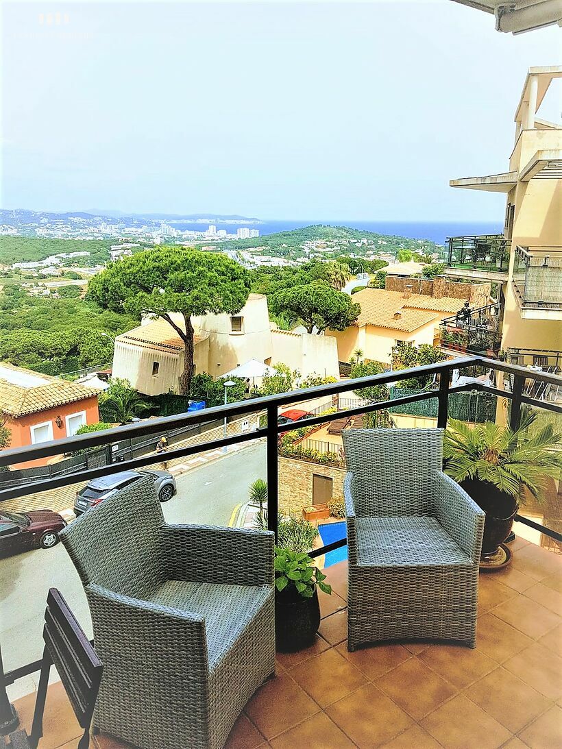 Sea view penthouse in S'Agaro with 3 bedrooms, terrace, parking and pool.