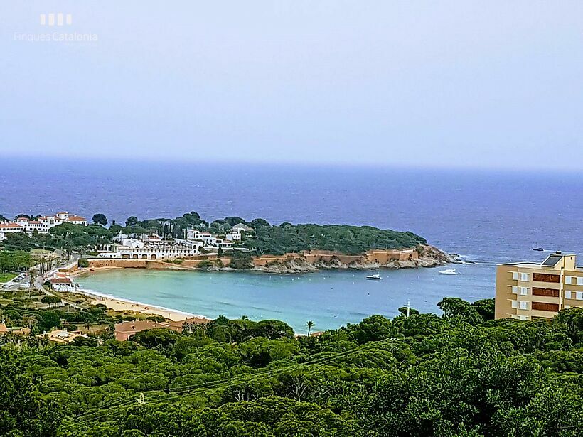Àtic vistes al mar a S'Agaro amb 3 habitacions, terrassa, pàrquing i piscina.