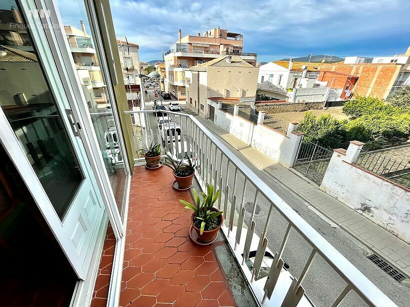 Casa amb 6 habitacions, terrassa de 55 m2 i garatge per a diversos cotxes al centre de Palamós