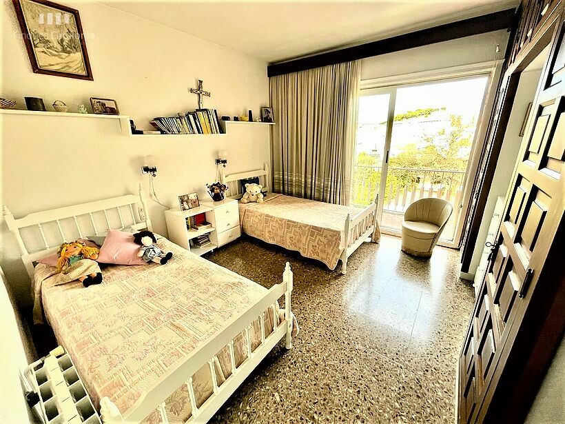 Casa amb 6 habitacions, terrassa de 55 m2 i garatge per a diversos cotxes al centre de Palamós