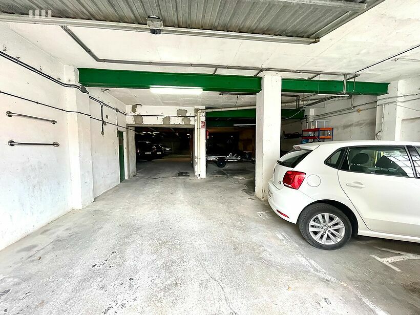 Casa con 6 habitaciones ,terraza de 55 m2 y garaje para varios coches en el centro de Palamós