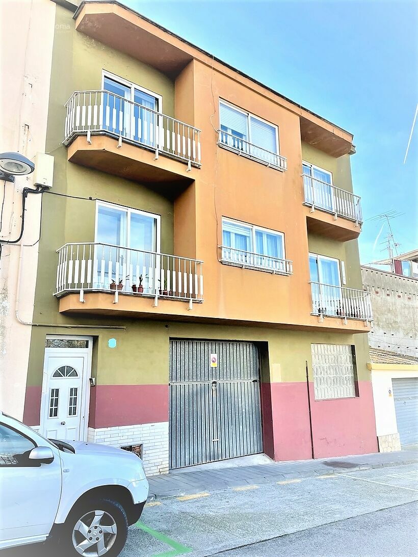 Casa con 6 habitaciones ,terraza de 55 m2 y garaje para varios coches en el centro de Palamós