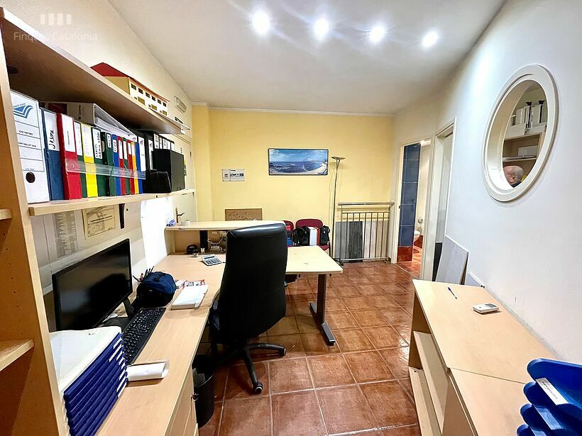 Commercial premises of 21 m2 in Palamós near the library
