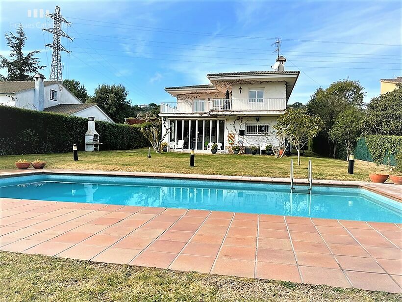 House with a plot of 1,003 m2, swimming pool, garage and 5 bedrooms in Más Pallí Calonge