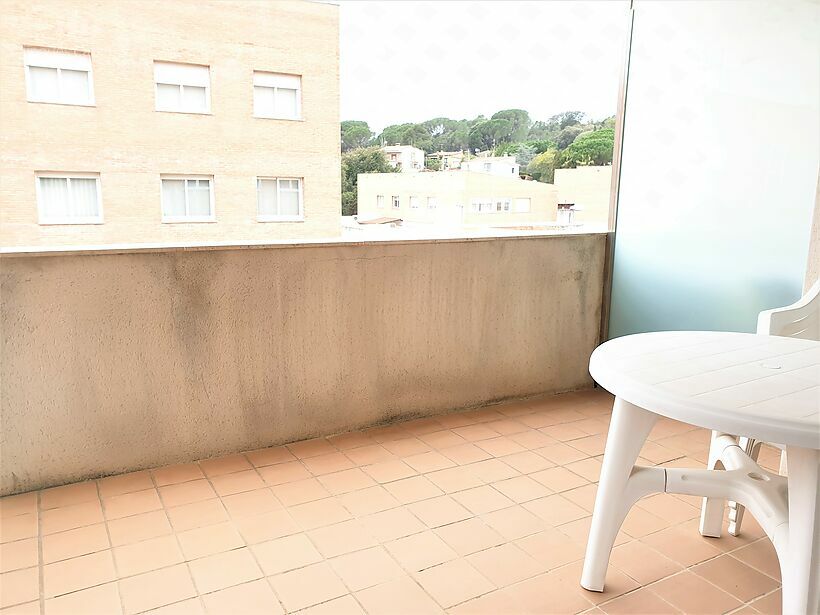 112 m2 apartment with 4 bedrooms and parking in Calonge, very close to the town