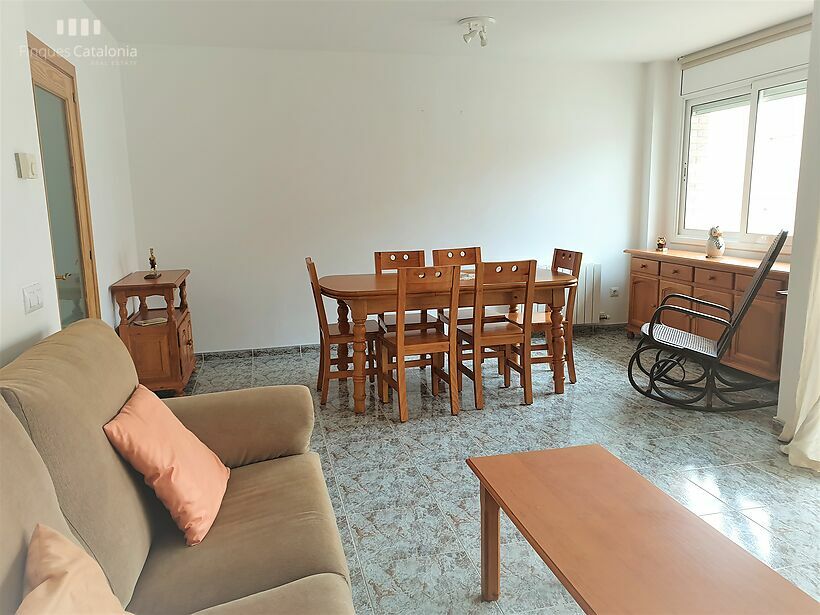 112 m2 apartment with 4 bedrooms and parking in Calonge, very close to the town