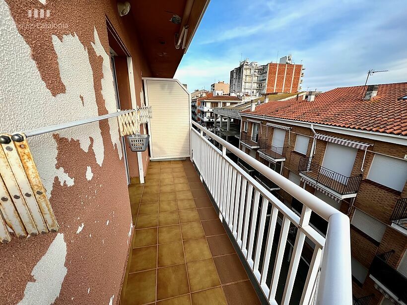 Appartement impeccable de 92 m2 sur la 2ème ligne de Sant Antoni de Calonge avec terrasse, 3 chambres et garage fermé.