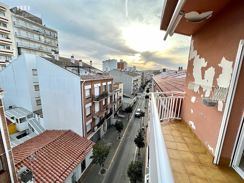Impeccable 92 m2 flat on the 2nd line of Sant Antoni de Calonge with terrace, 3 bedrooms and closed garage.