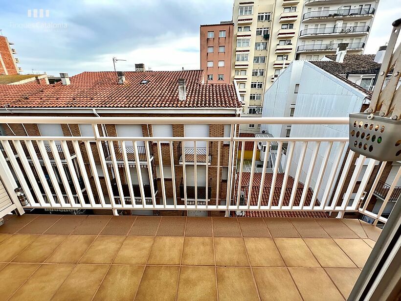 Pis impecable de 92 m2 en 2ª línea de Sant Antoni de Calonge con terraza, 3 habitaciones y garaje cerrado.