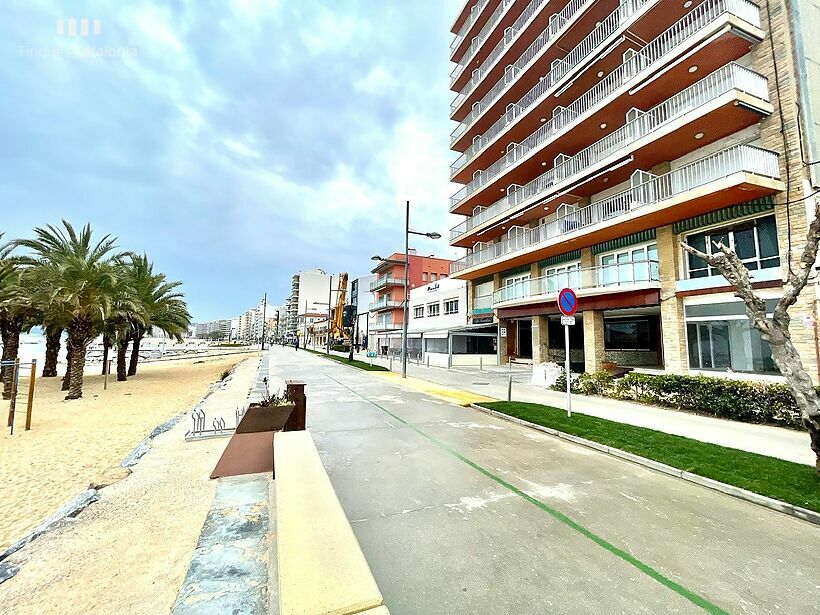 Appartement avec vue sur la mer sur la 1ère ligne de Sant Antoni de Calonge avec terrasse, parking e