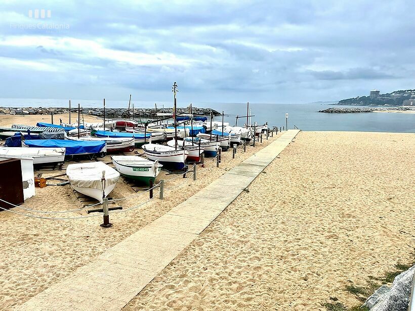 Piso con vistas al mar en 1ª línea de Sant Antoni de Calonge con terraza,  parking y trastero. .