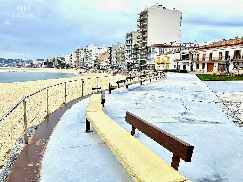 Piso con vistas al mar en 1ª línea de Sant Antoni de Calonge con terraza,  parking y trastero. .