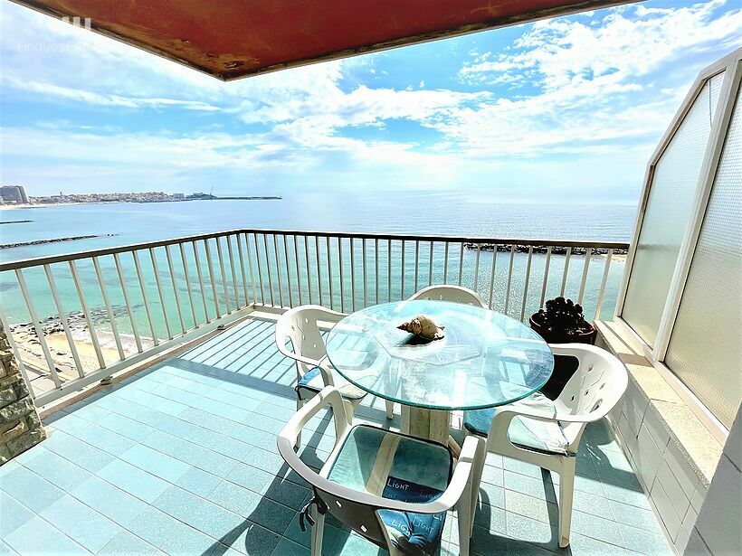 Apartment with sea views on the 1st line of Sant Antoni de Calonge with terrace, parking and storage