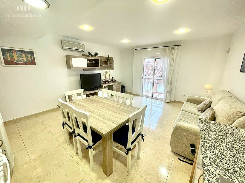Appartement impeccable de 92 m2 sur la 2ème ligne de Sant Antoni de Calonge avec terrasse, 3 chambres et garage fermé.